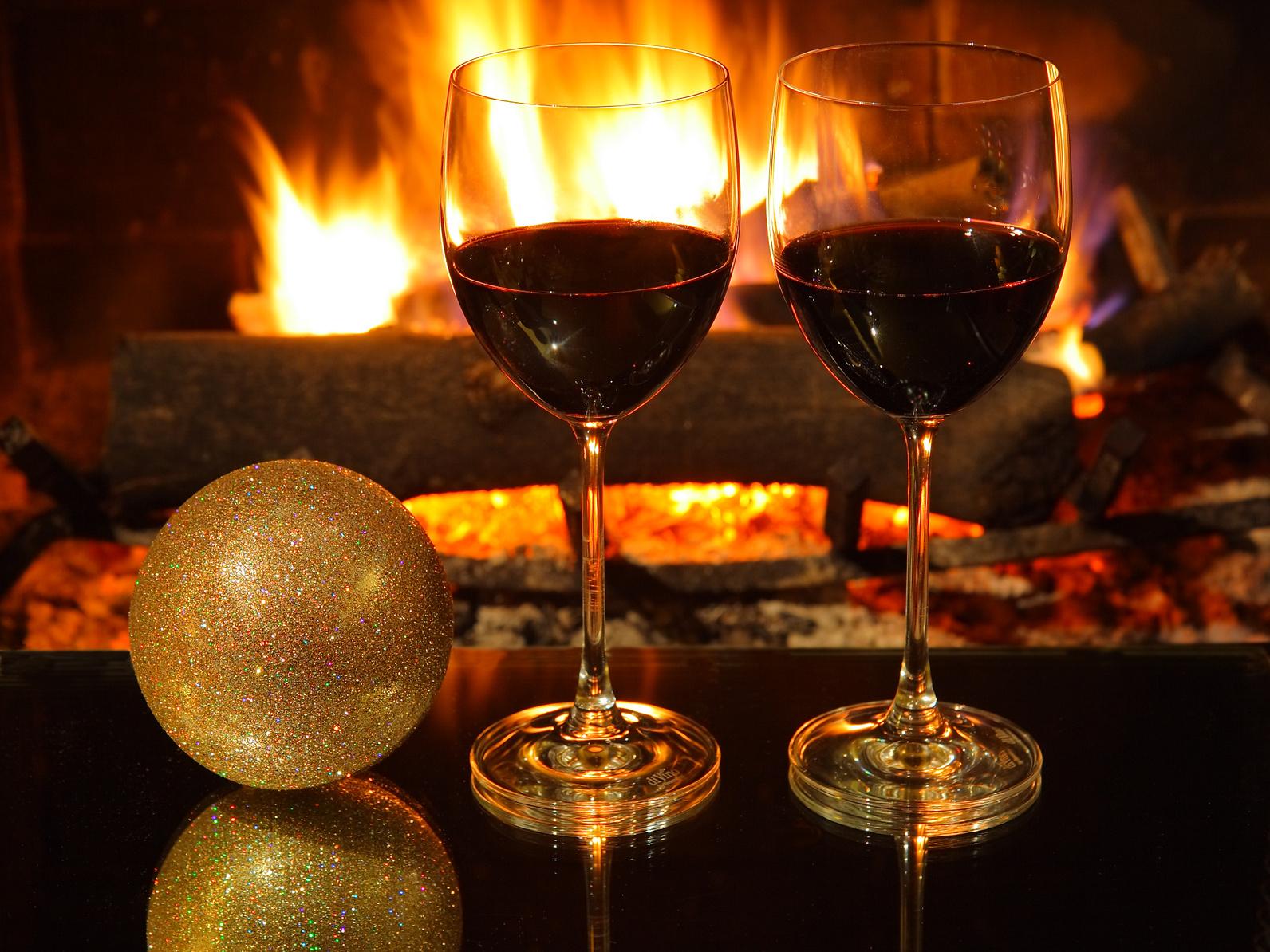 wine-glasses-christmas